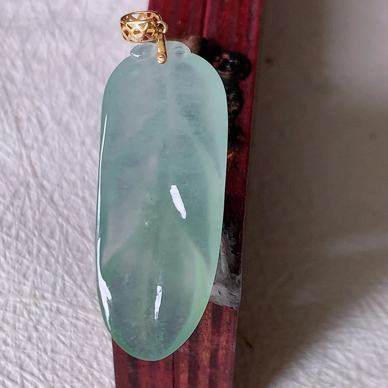 18K金镶嵌冰种翡翠叶子吊坠 ，种水足，色泽清新，工艺精湛，叶子寓意美好；金枝玉叶，事业有成。#1.23