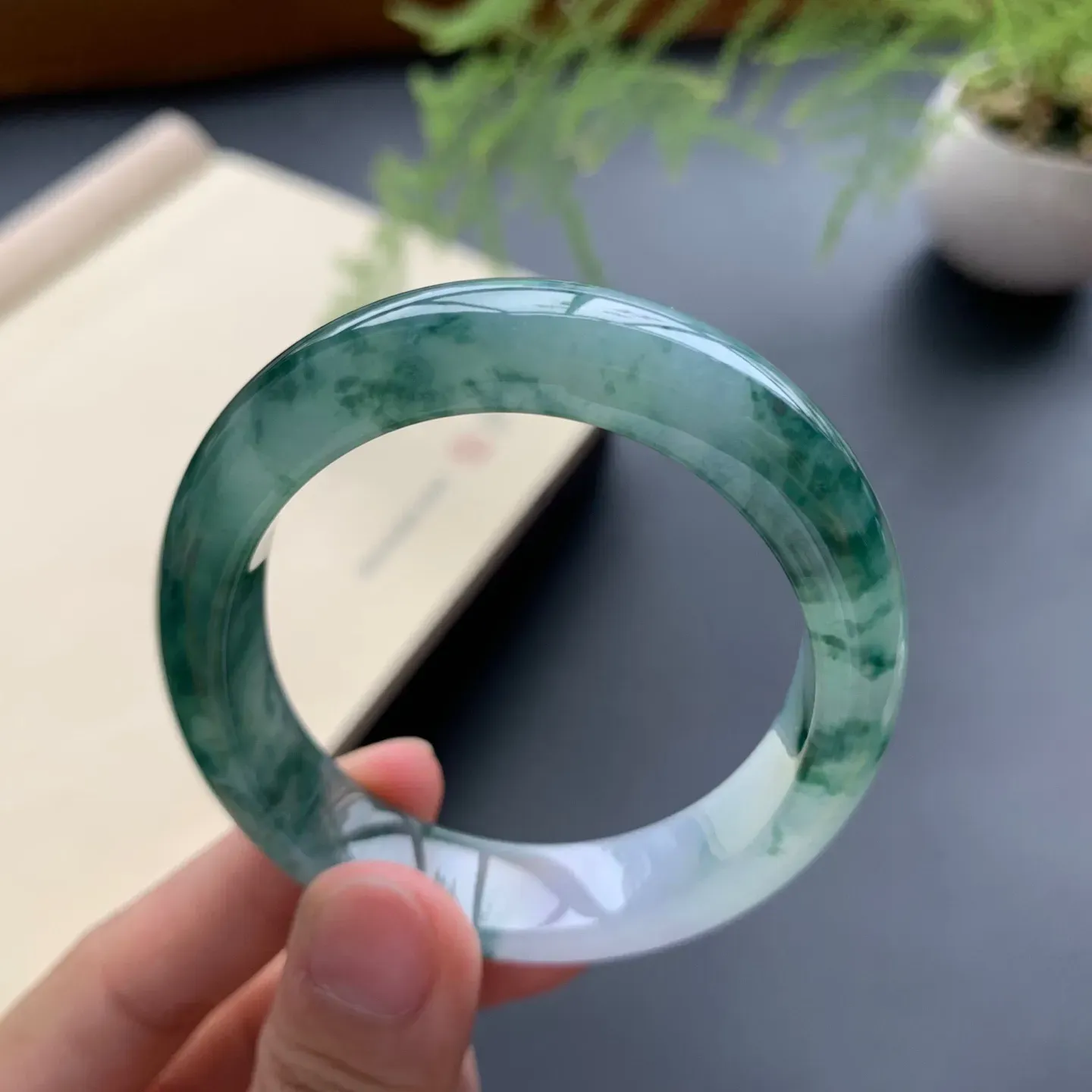 53.5圈口冰种飘花贵妃手镯 尺寸：53.5-46.2-12-7.6，无纹裂，水润起胶，花色浓郁