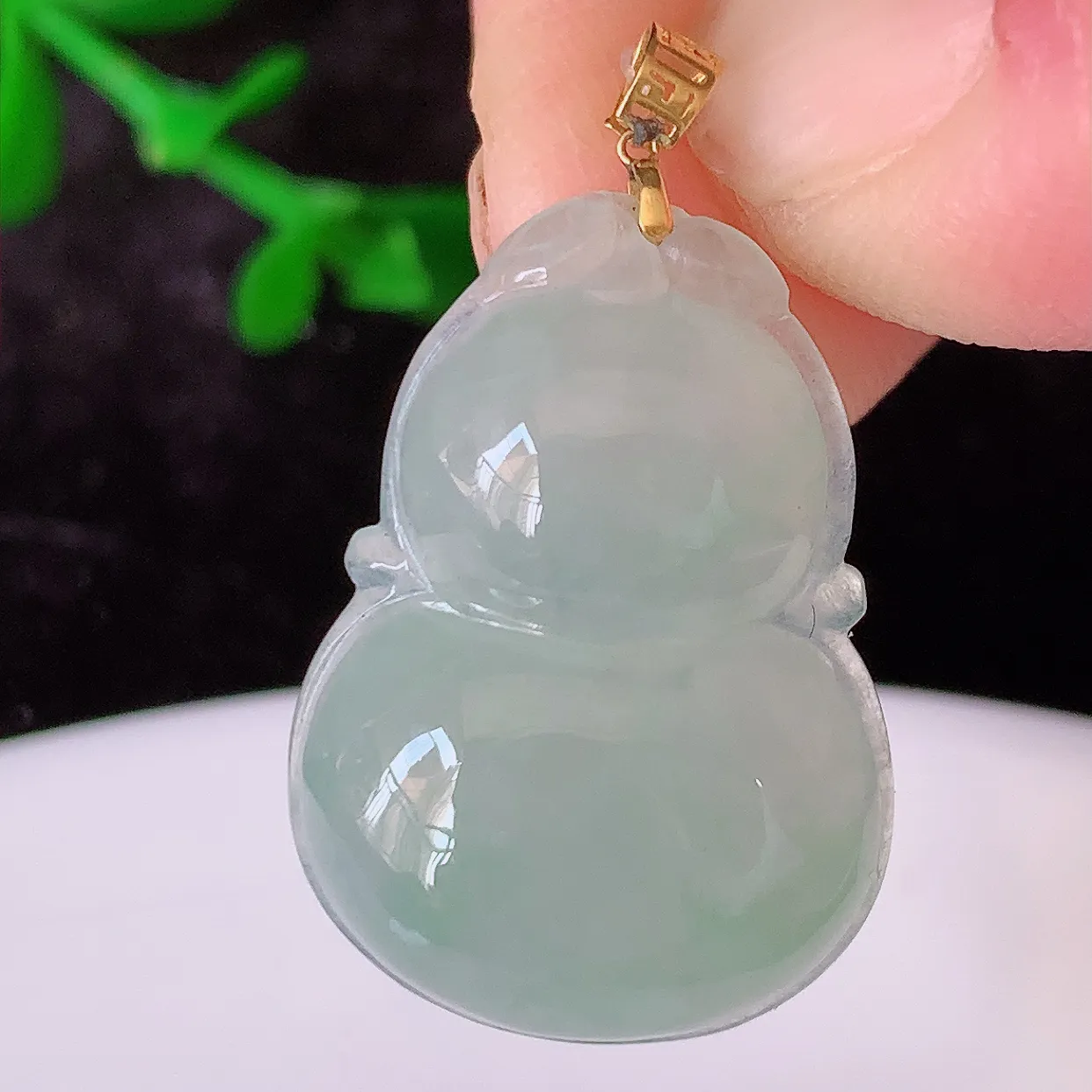 18K金镶嵌冰种飘花翡翠葫芦吊坠，葫芦寓意福禄双全，财源滚滚，佩戴效果优雅迷人！#49.26