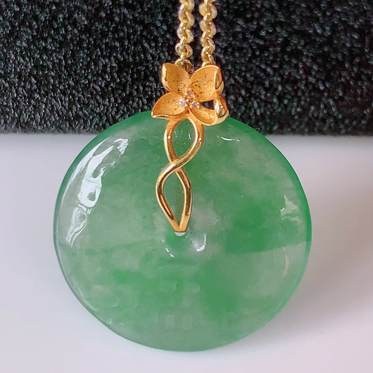 18K金镶嵌冰种飘绿翡翠平安扣吊坠，水润光泽，寓意平平安安，佩戴时尚漂亮！#1.29整体23*19.5*4裸19.5*19.5
