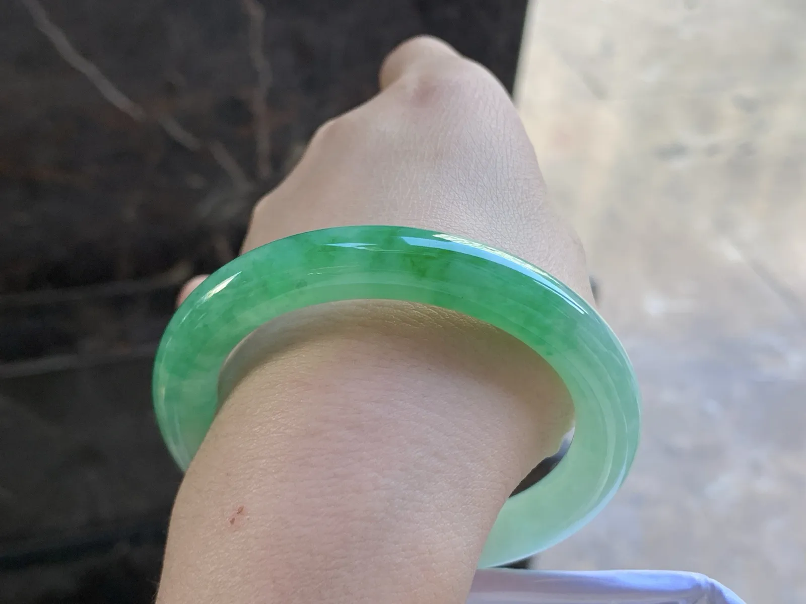 54-9.4

阳绿色圆条手镯^_^玉质温润