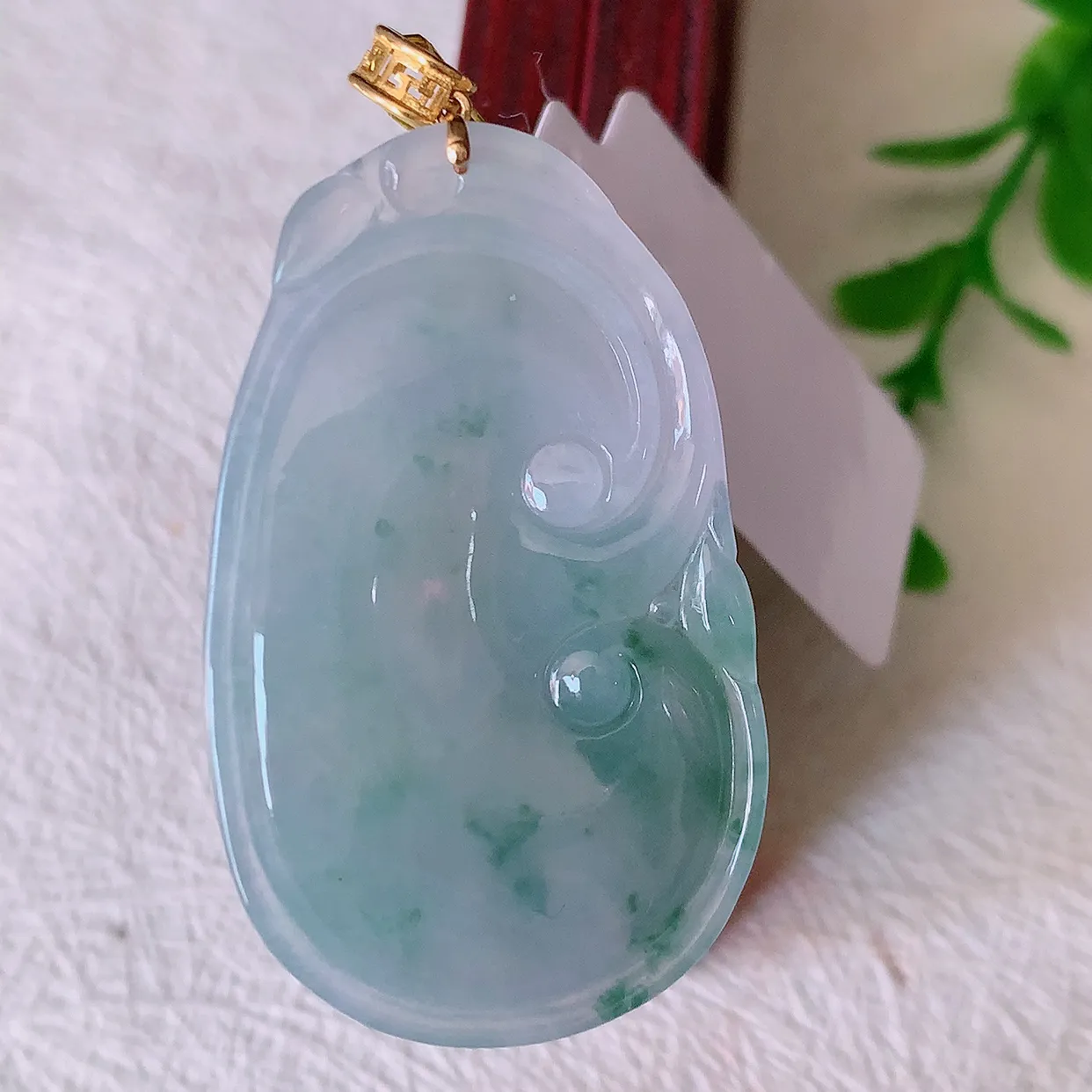 自然光实拍，18k金镶嵌紫罗兰飘花翡翠如意吊坠，寓意顺心如意，事事如意，吉祥如意，细腻饱满，色泽鲜艳，称心如意佩戴优雅时尚！#35.26整体45.5裸石39.5*24.5*5.6