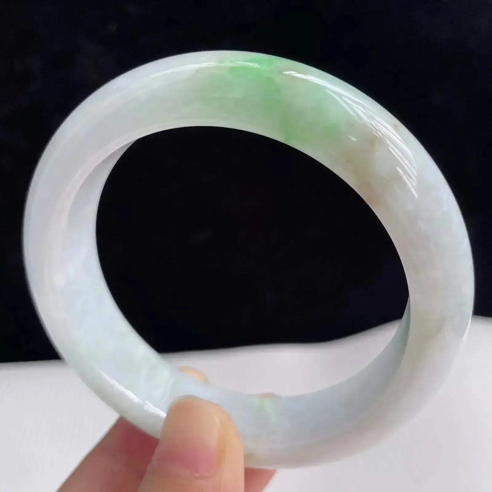 54.8圈口玉石玉镯翡翠飘绿手镯65.97g