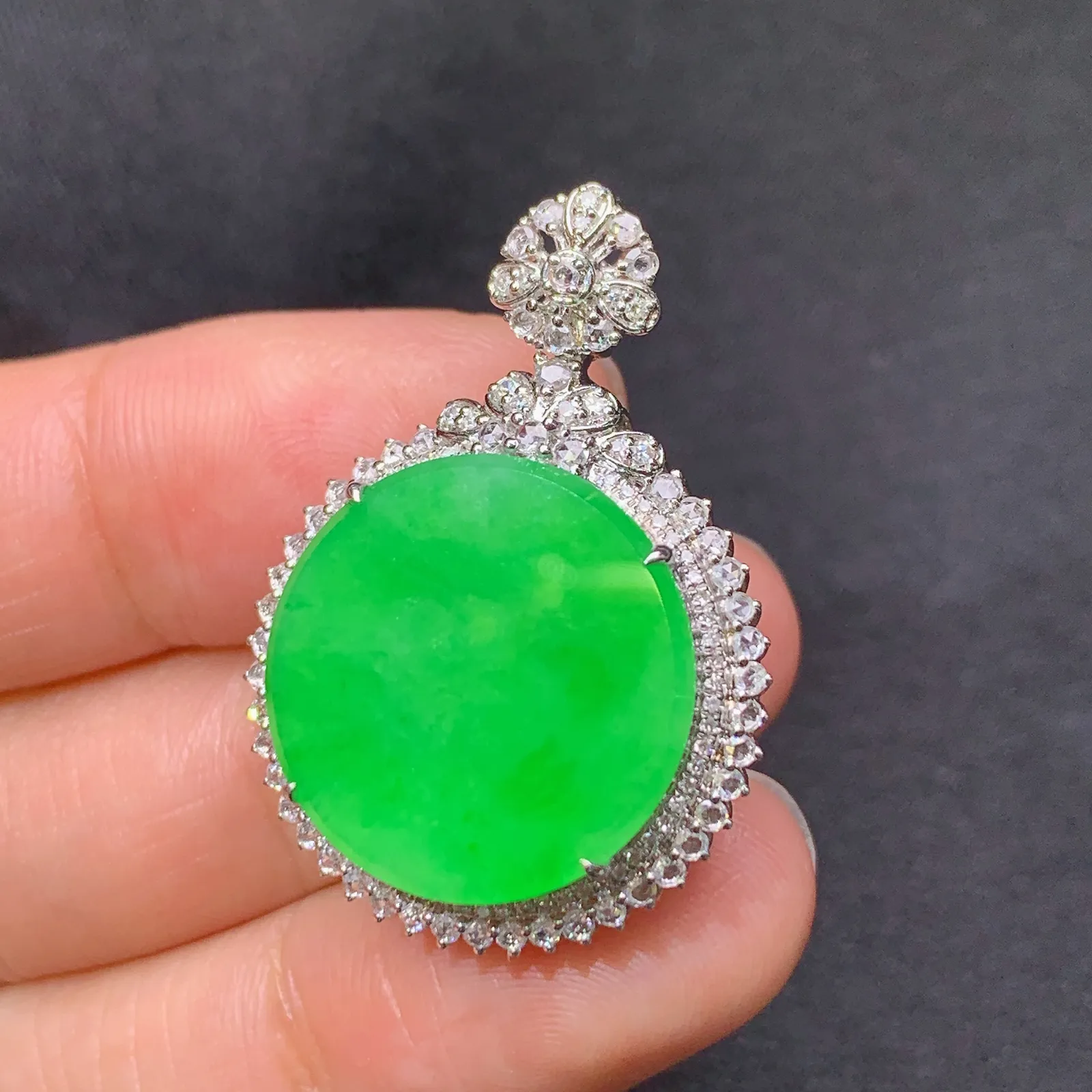 阳绿圆牌吊坠，18k金镶嵌，冰润色阳，种老水足 尺寸31.4*22.4*9.6