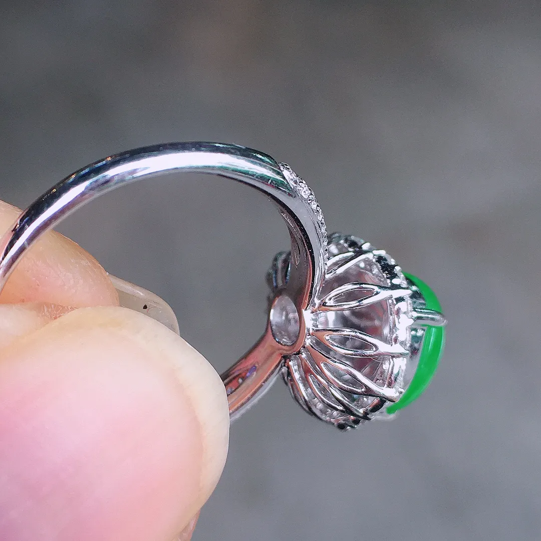 阳绿葫芦戒指，色泽均匀艳丽，玉质细腻，荧光感超
强，饱满圆润，尽显优雅气质，18k
金豪华镶嵌