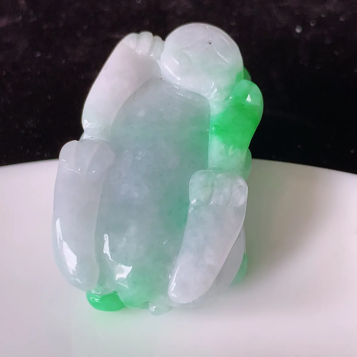 自然光实拍，冰润飘阳绿翡翠招财貔貅吊坠，民间有“一摸貔貅运程旺盛，再摸貔貅财运滚滚，三摸貔貅平步青云 ”的美好祝愿。#81.26