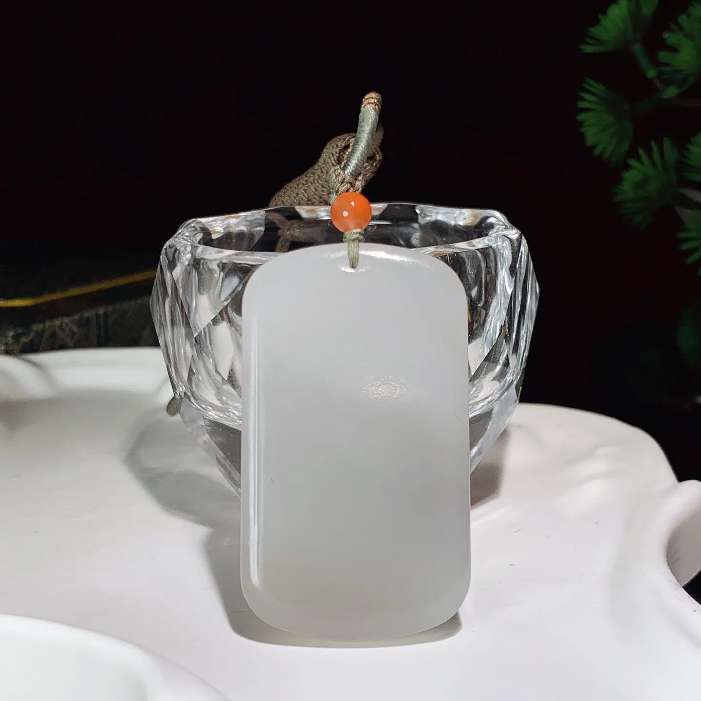 和田玉白加紫平安无事牌挂件。尺寸52/30/7重32.7克 白度一级。玉质细腻油润 脂粉好，品质好。lt251030