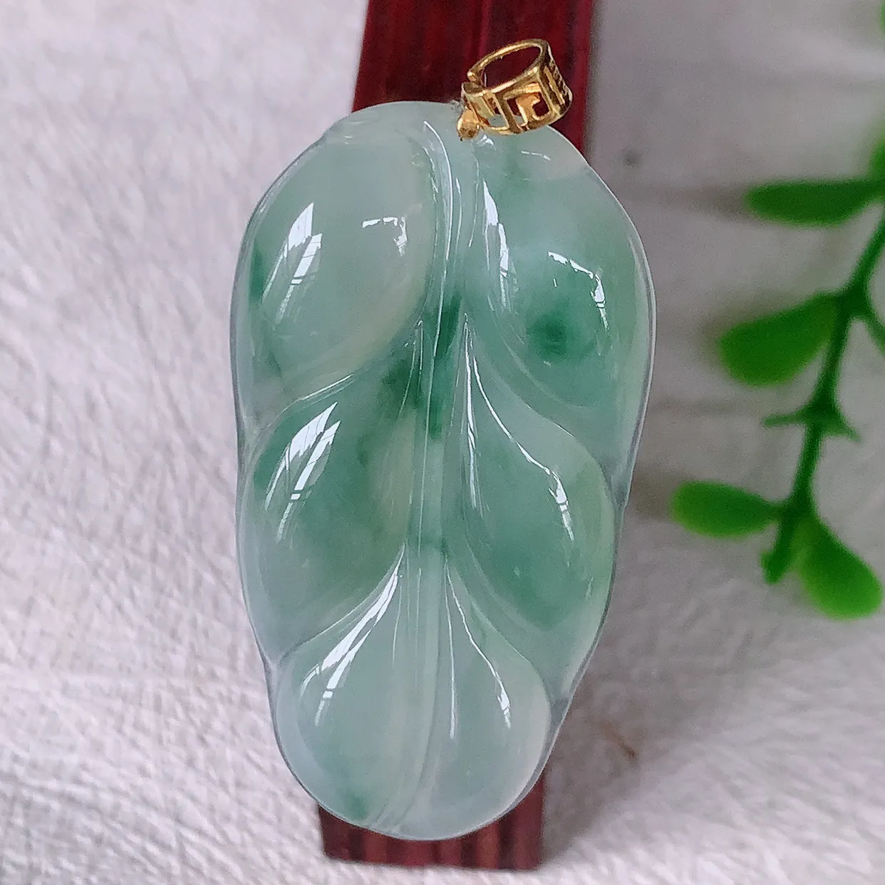 18K金镶嵌冰种飘花翡翠叶子吊坠 ，种水足，色泽清新，工艺精湛，叶子寓意美好；金枝玉叶，事业有成。#93.29整体43.8裸石39*20.5-4.8