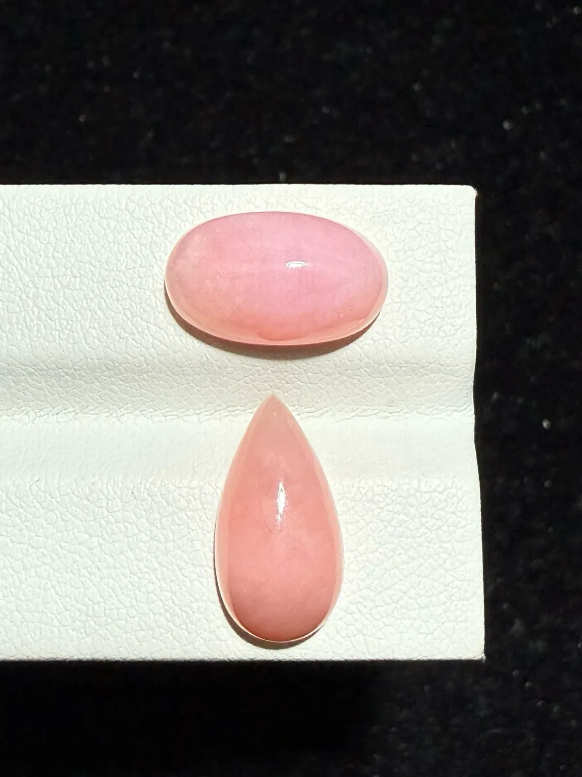 8.17ct天然粉欧泊蛋白石裸石，尺寸14.4*8.5*5.5毫米，颜色美艳