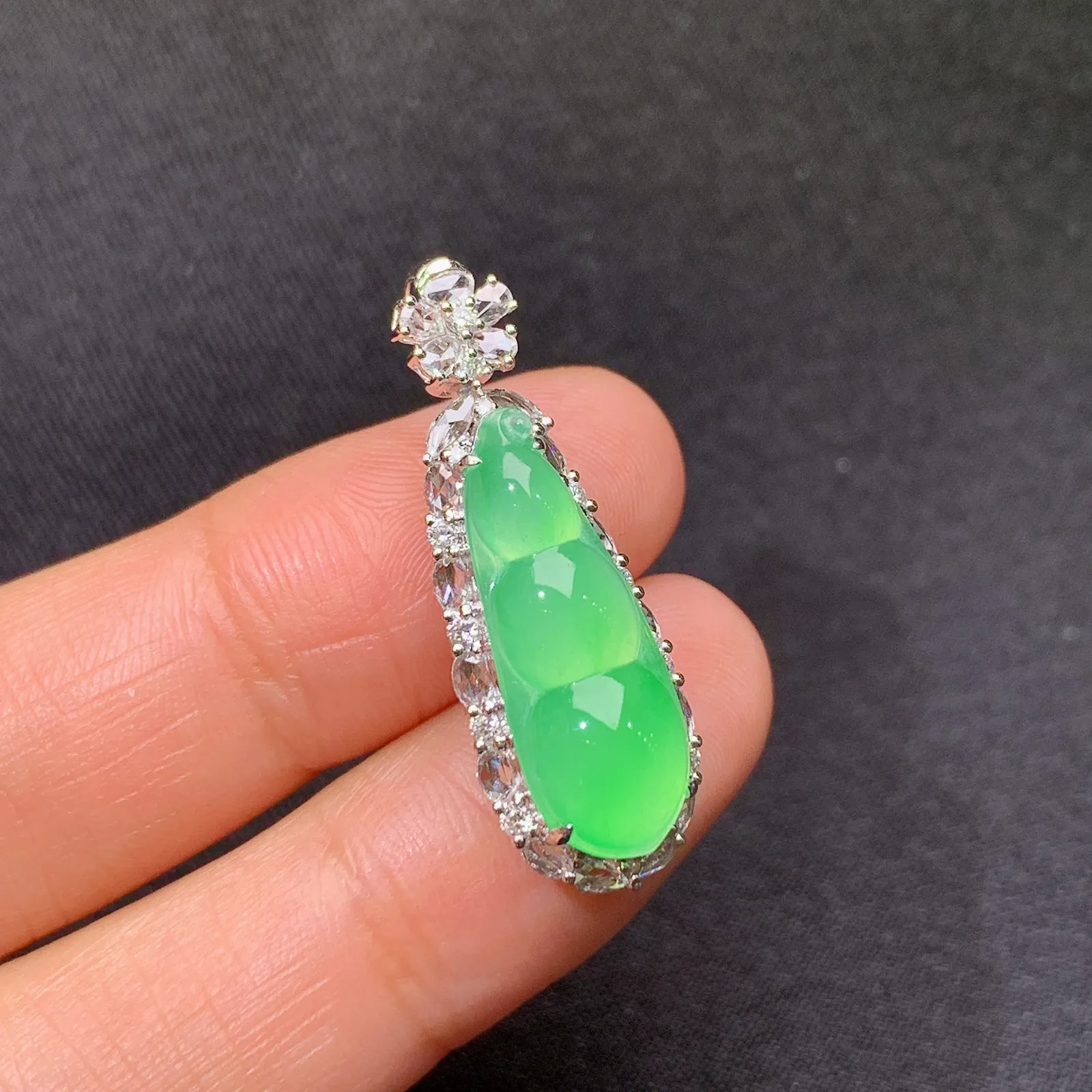 冰阳绿福豆吊坠，18k金镶嵌，冰润色阳，玉质细腻，种水足 尺寸29.7*10.3*9.6