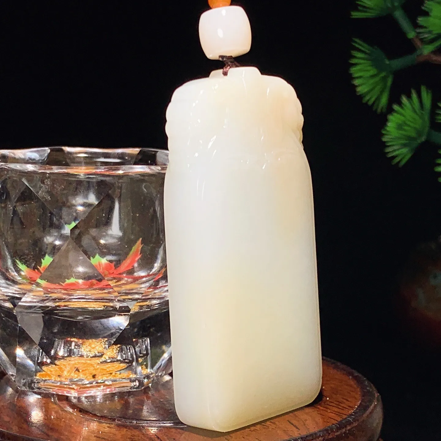 新疆和田玉且末糖吉祥如意平安无事牌挂件。尺寸68/34/11重68.2克 白度一级。玉质细腻油润 脂粉好，品质好。lt251030