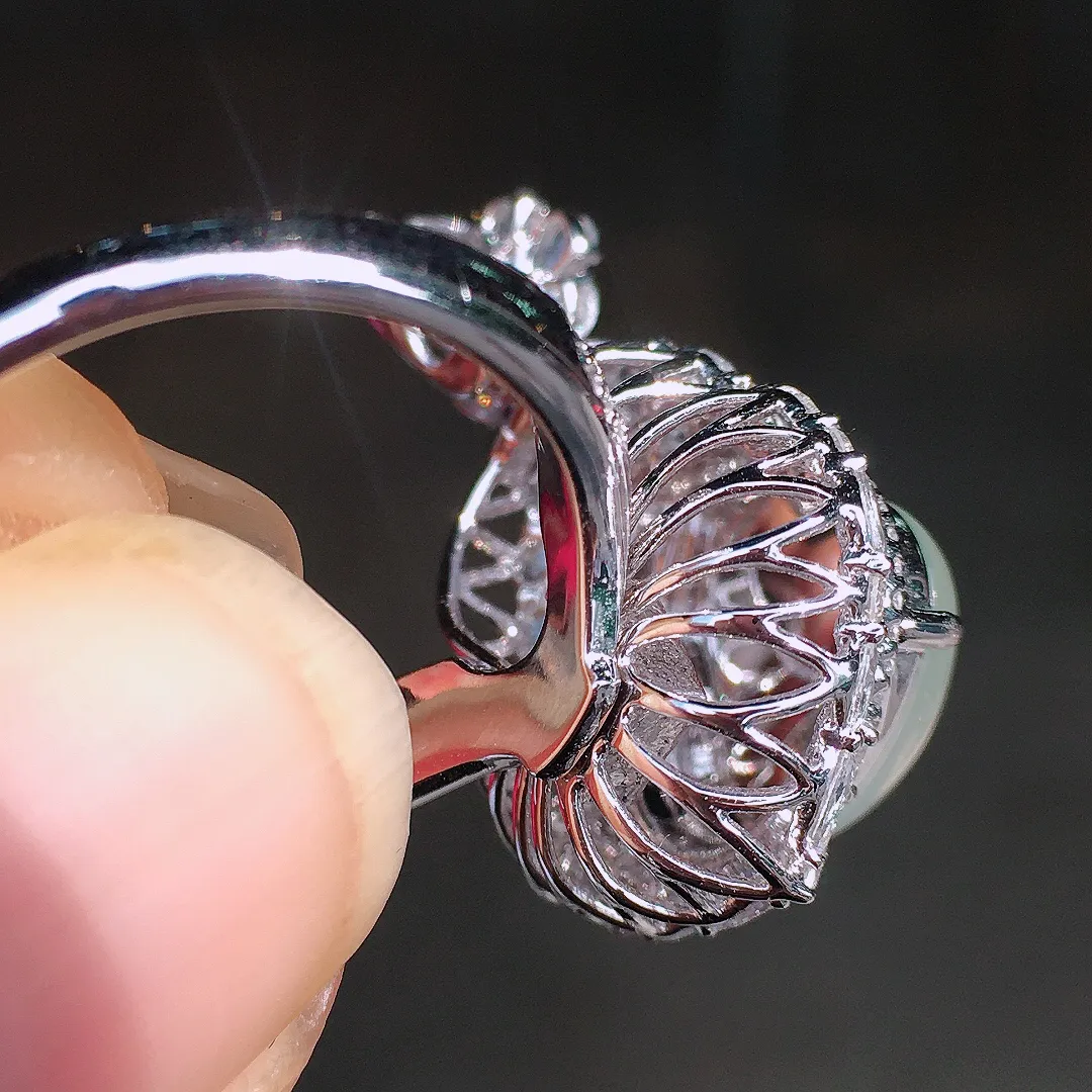 冰种葫芦戒指/吊坠两用款，色泽均匀艳丽，玉质细腻，荧光感超
强，饱满圆润，尽显优雅气质，18k
金豪华镶嵌