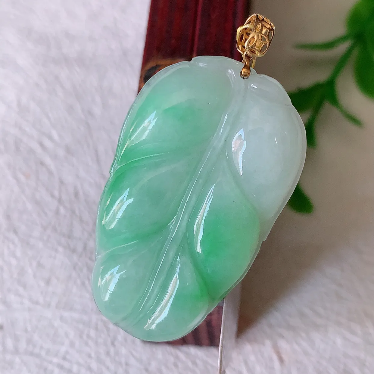 18K金镶嵌飘绿翡翠叶子吊坠 ，种水足，色泽清新，工艺精湛，叶子寓意美好；金枝玉叶，事业有成。#35.26整体41裸35.5*21*5.5