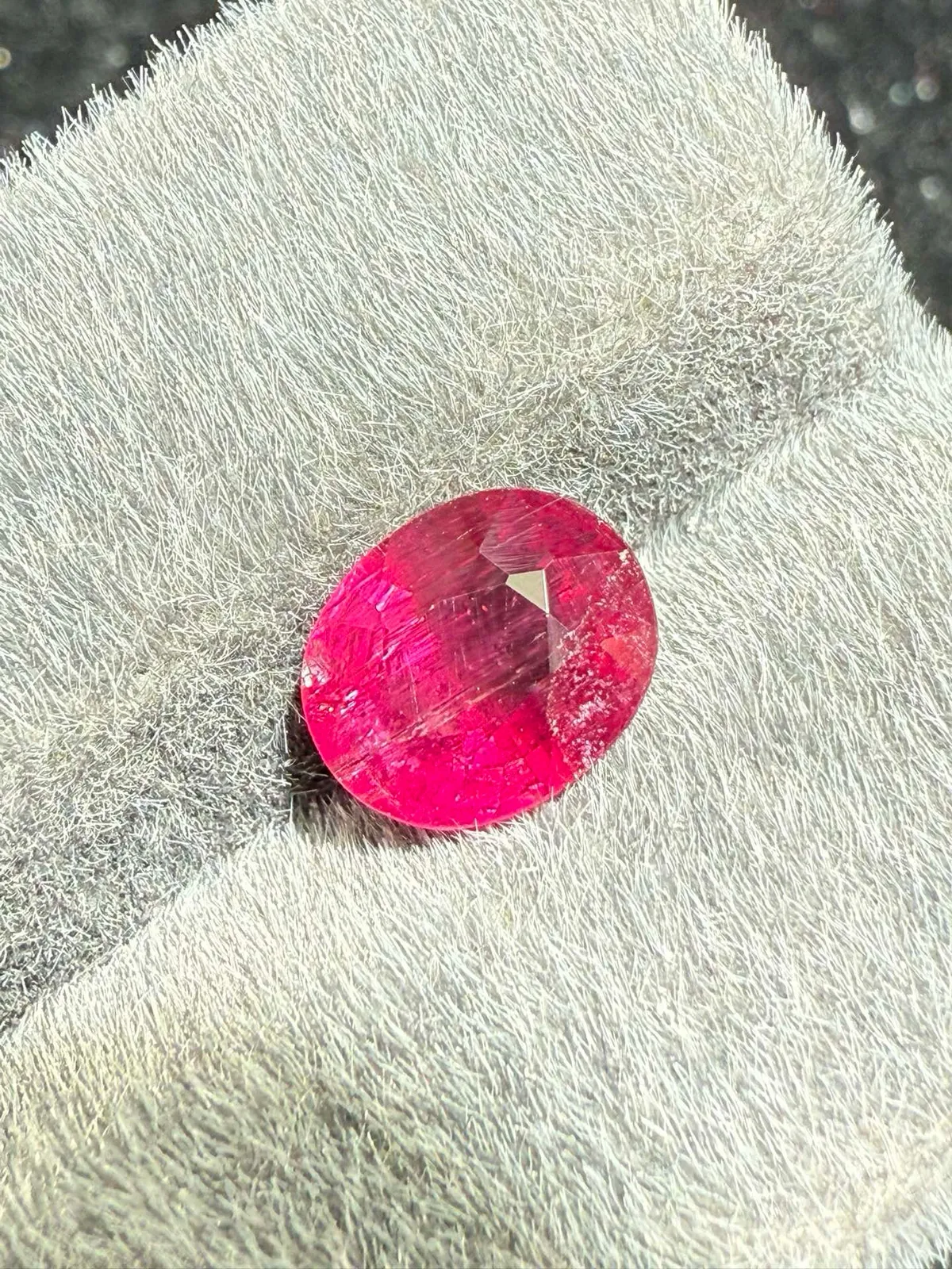 1.981ct天然卢比来碧玺裸石，尺寸8.5×7×4.6mm，颜色美艳，晶体微棉，火彩足