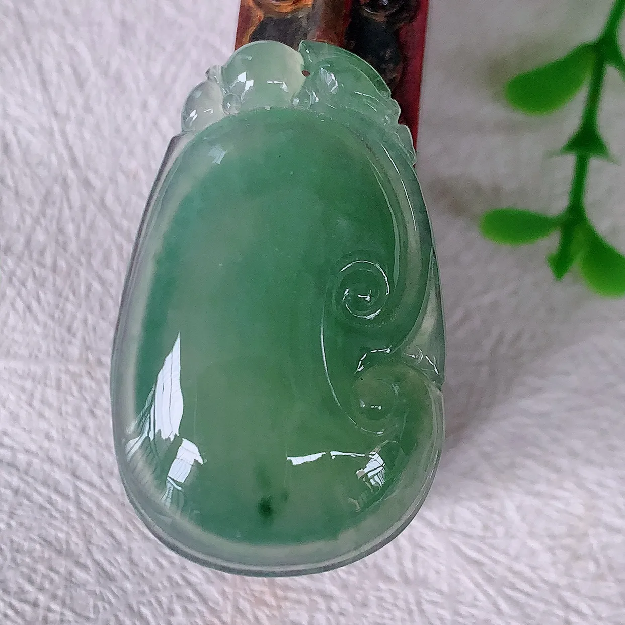 自然光实拍，冰种满绿飘花翡翠如意吊坠，上身效果非常美，饱满大气，工艺美，万事如意，如意一生，#01.