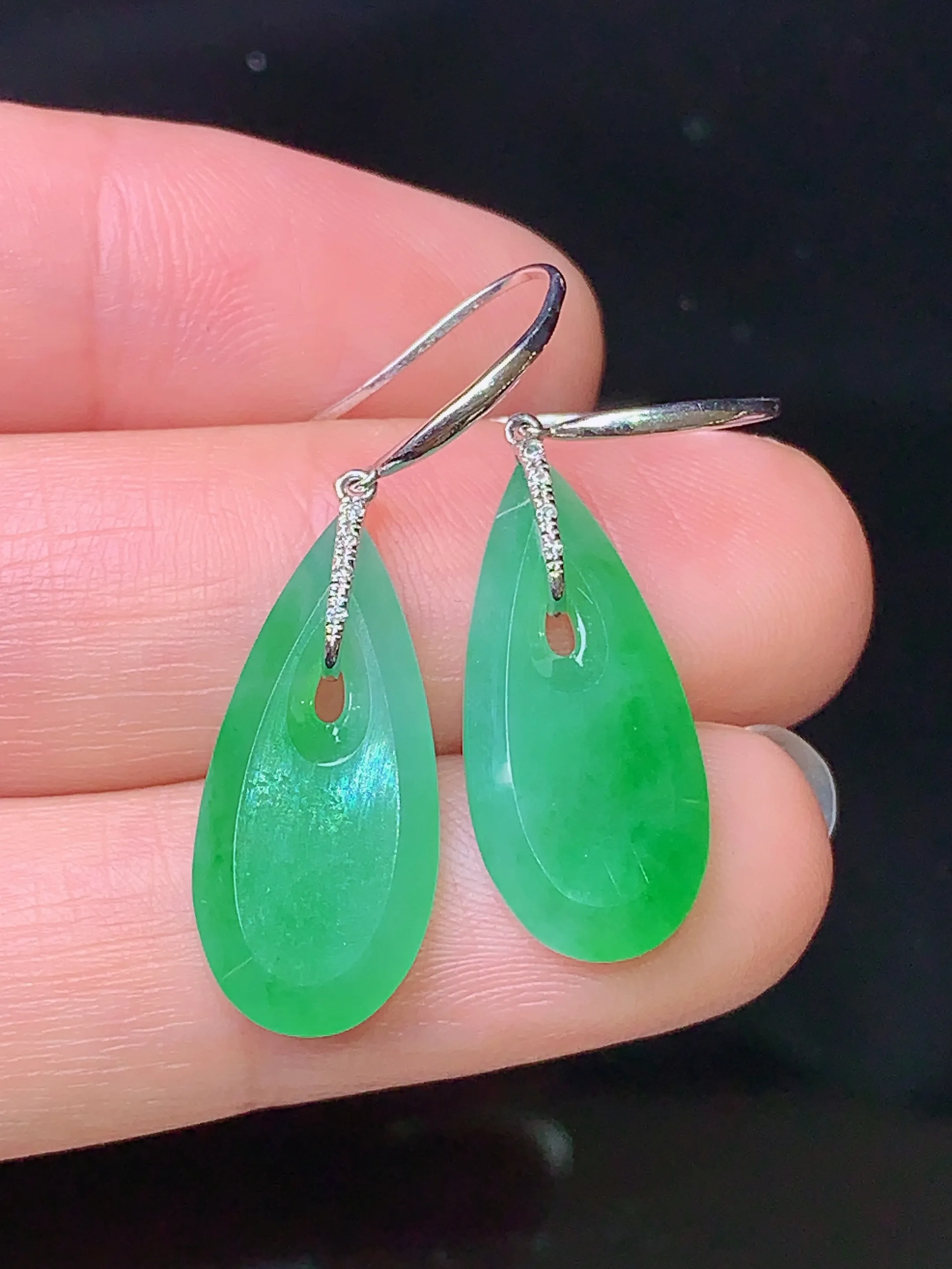 18k金钻镶嵌翠绿水滴耳坠 玉质细腻 色泽艳丽 水润亮眼  整体尺寸19.5*9*2.7