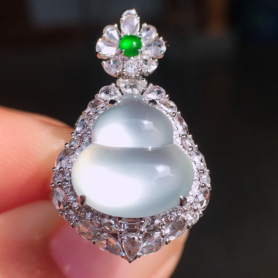 冰种葫芦戒指/吊坠两用款，色泽均匀艳丽，玉质细腻，荧光感超
强，饱满圆润，尽显优雅气质，18k
金豪华镶嵌