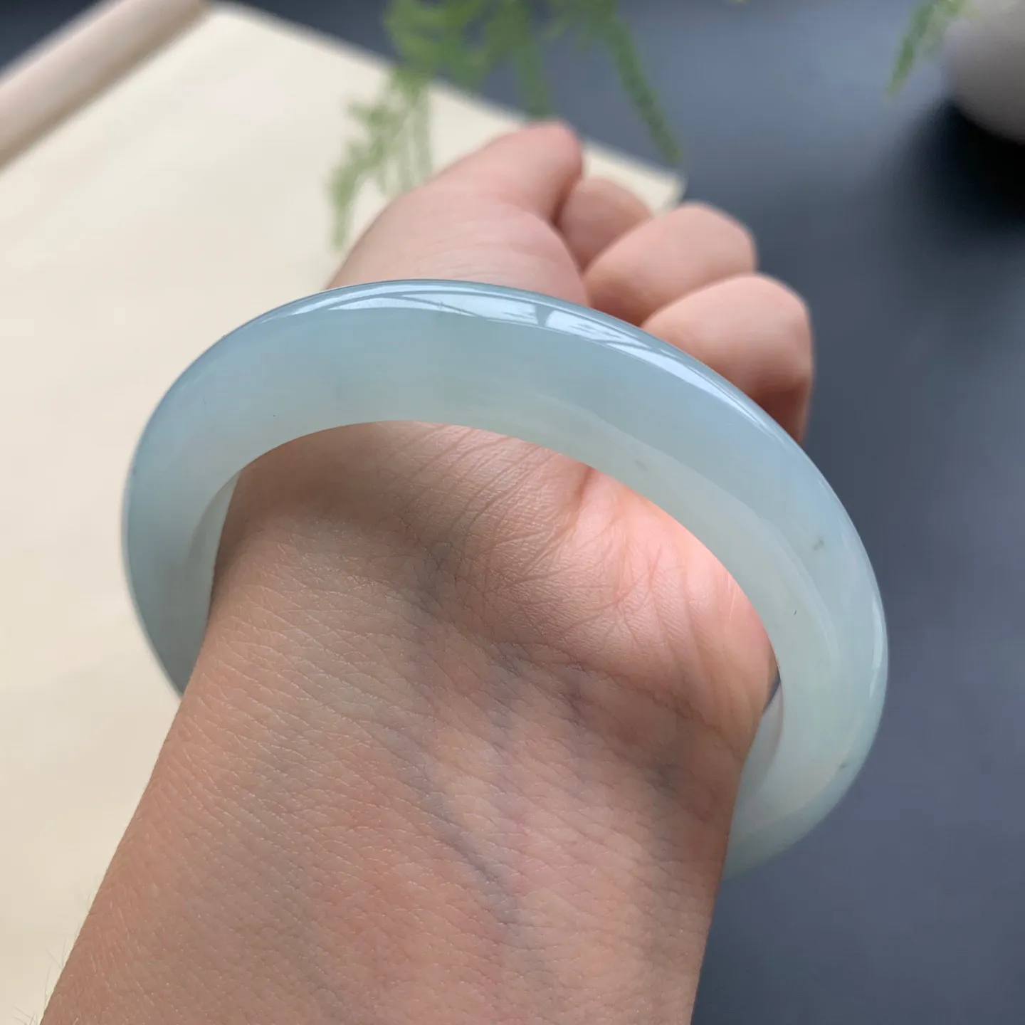 53.5圈口冰晴底正圈手镯 尺寸：53.5-11-8.5，无纹裂，细腻釉洁，水润起胶