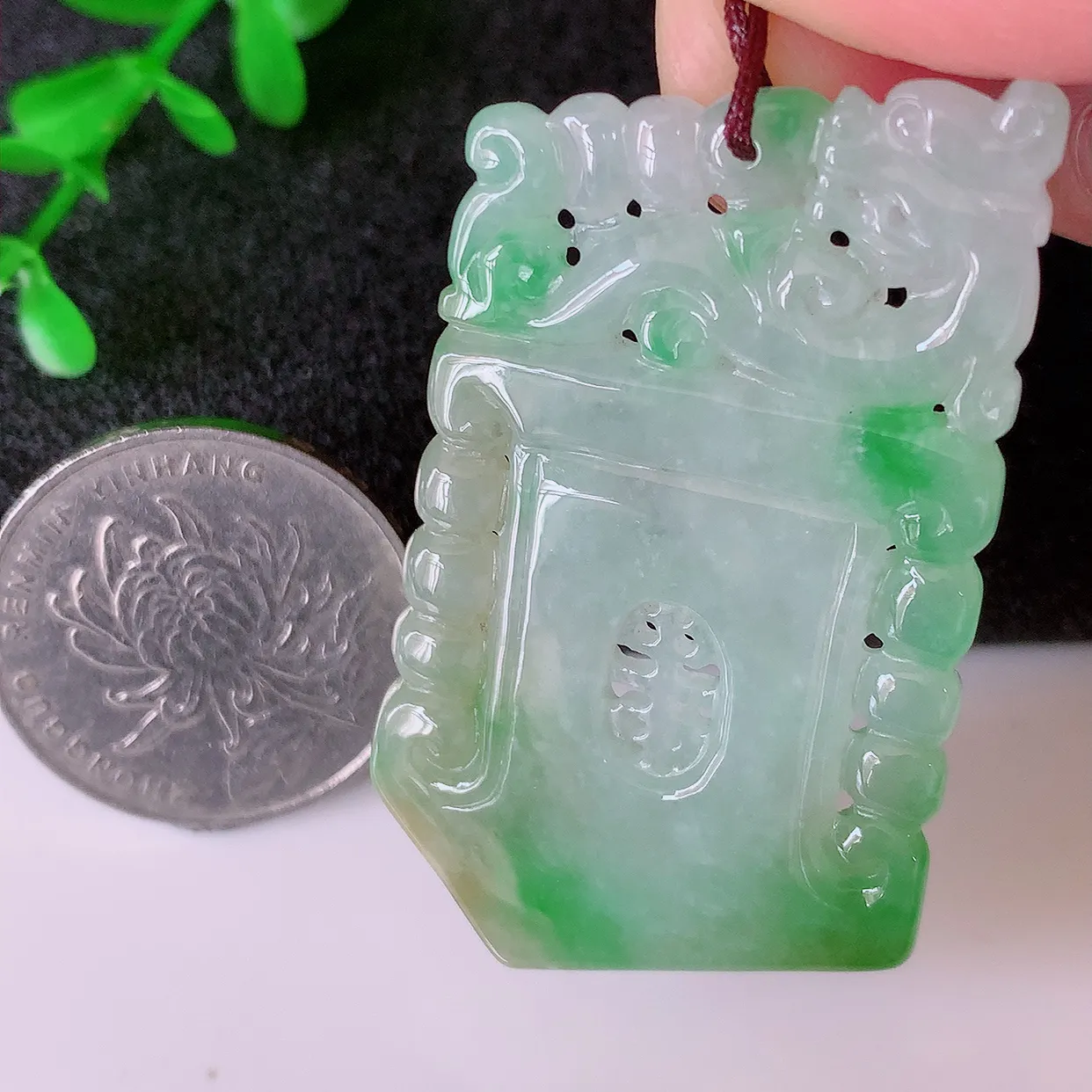 自然光实拍，冰润黄加绿龙腾盛世、龙牌翡翠吊坠，种水好，雕工立体精致，佩戴霸气时尚！#01.26