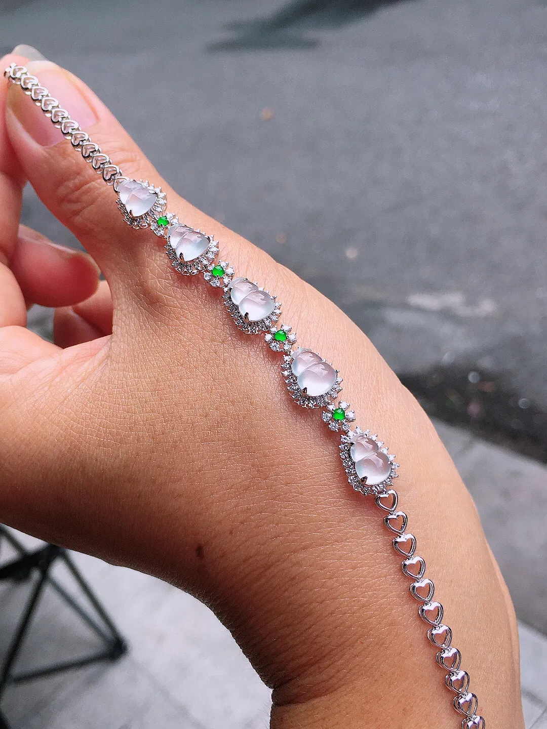 玻璃种葫芦手链，玉质细腻，荧光感超
强，饱满圆润，尽显优雅气质，18k
金豪华镶嵌