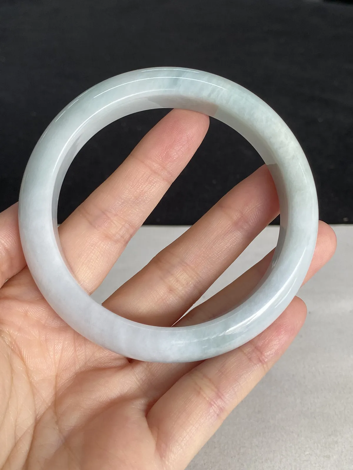 正圈58圈口，翡翠糯化种淡绿色手镯