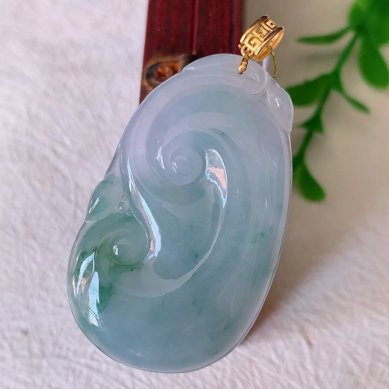 自然光实拍，18k金镶嵌紫罗兰飘花翡翠如意吊坠，寓意顺心如意，事事如意，吉祥如意，细腻饱满，色泽鲜艳