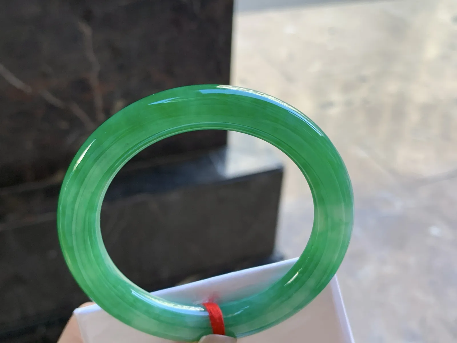 54.5-9.8

辣阳绿色圆条手镯^_^颜色鲜艳 玉质温润