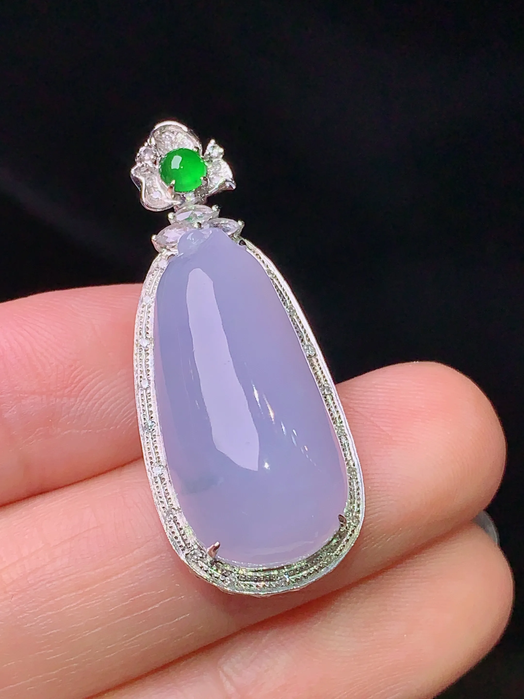 18k金钻镶嵌紫罗兰福瓜吊坠 玉质细腻 色泽艳丽 水润亮眼  整体尺寸35*14.5*9.2