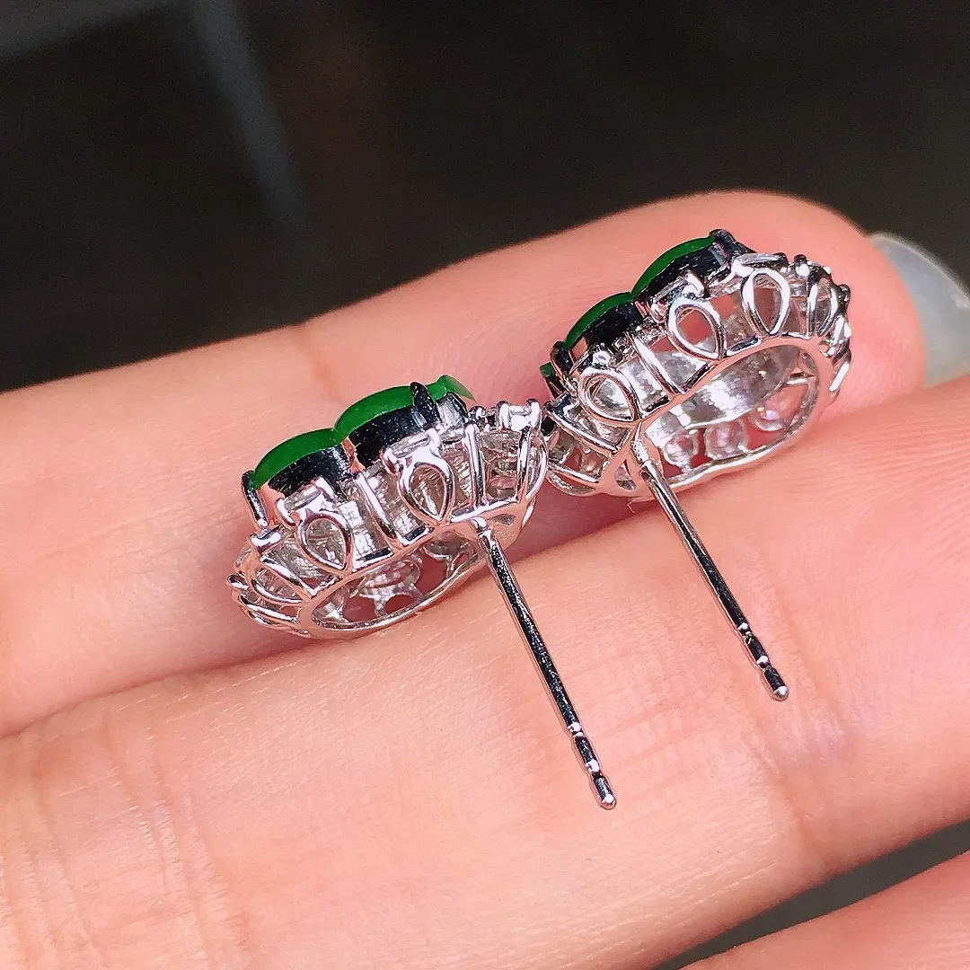 阳绿葫芦耳钉，色泽均匀艳丽，玉质细腻，荧光感超
强，饱满圆润，尽显优雅气质，18k
金豪华镶嵌