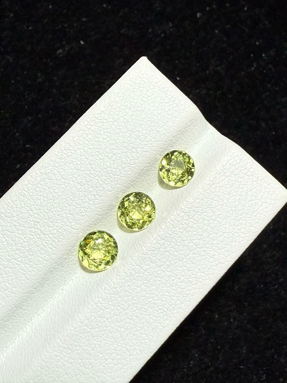 2.225ct天然马里榴石裸石，尺寸5.6*5.6*3毫米，颜色美艳 ，晶体通透，火彩足