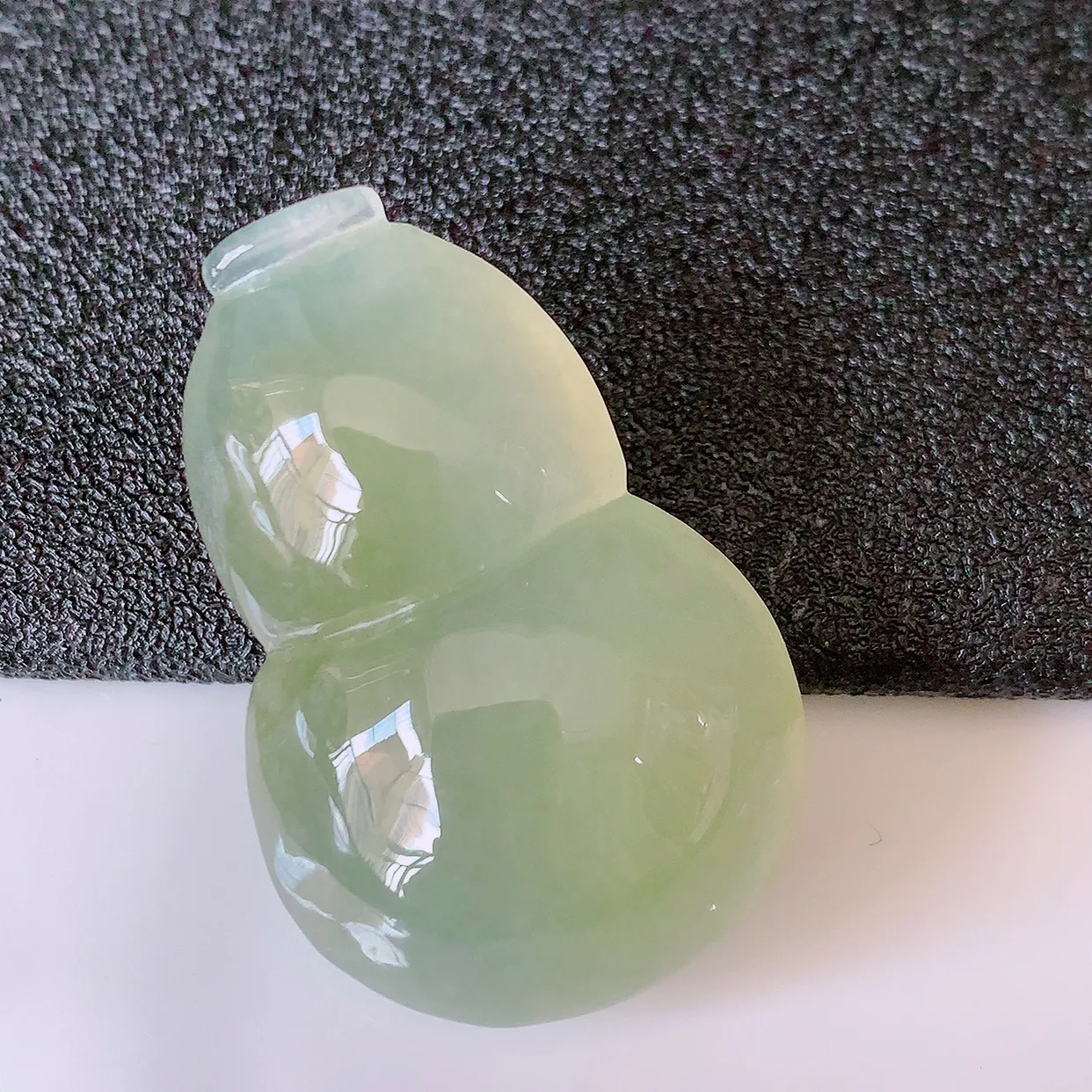 自然光实拍，冰种黄翡翡翠葫芦吊坠，葫芦寓意福禄双全，财源滚滚，饱满，清新脱俗，佩戴效果优雅迷人！#01.26