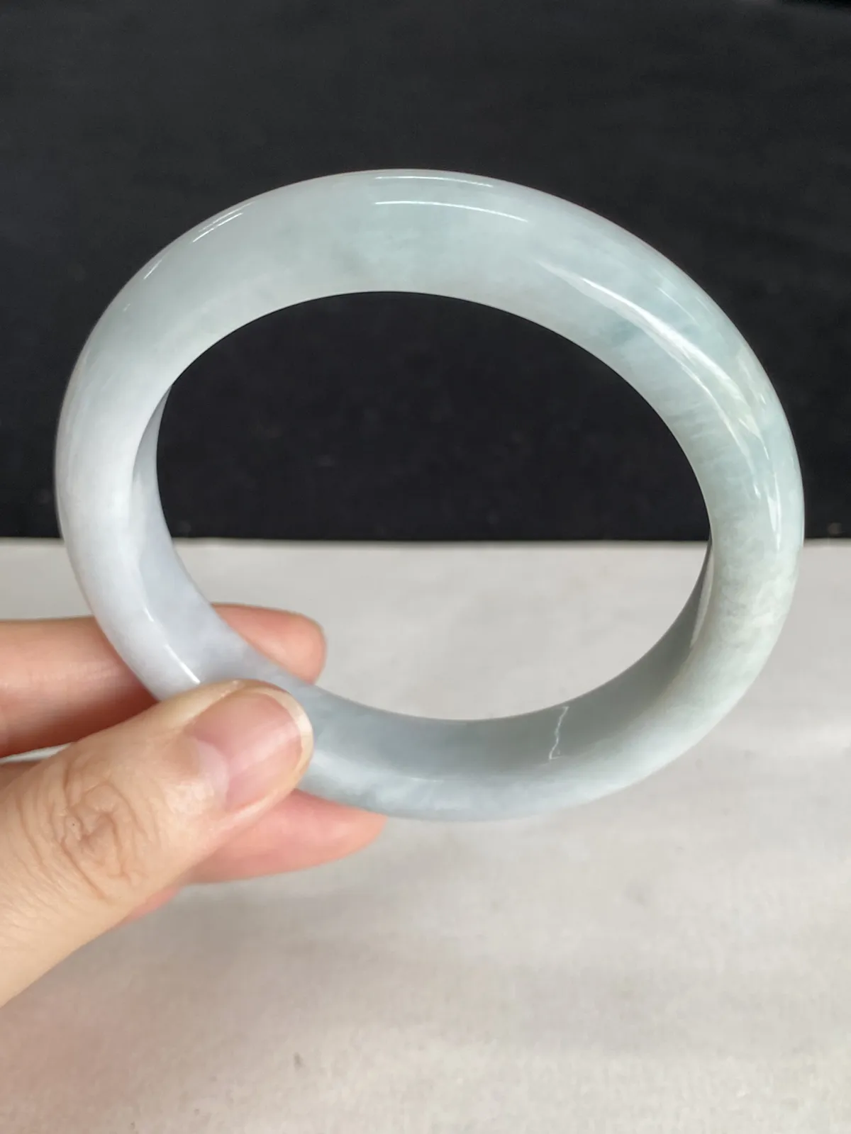 正圈58圈口，翡翠糯化种淡绿色手镯