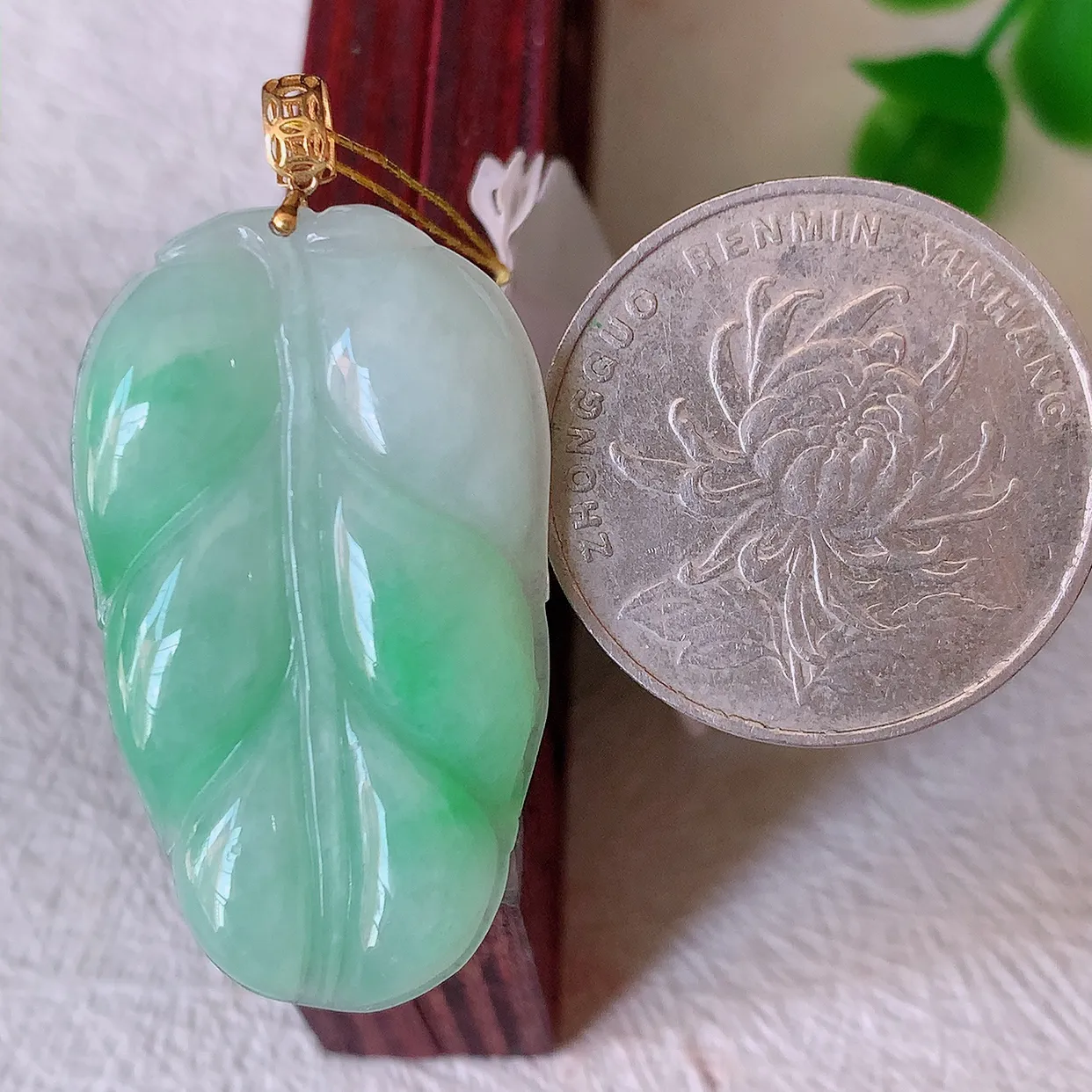 18K金镶嵌飘绿翡翠叶子吊坠 ，种水足，色泽清新，工艺精湛，叶子寓意美好；金枝玉叶，事业有成。#35.26整体41裸35.5*21*5.5