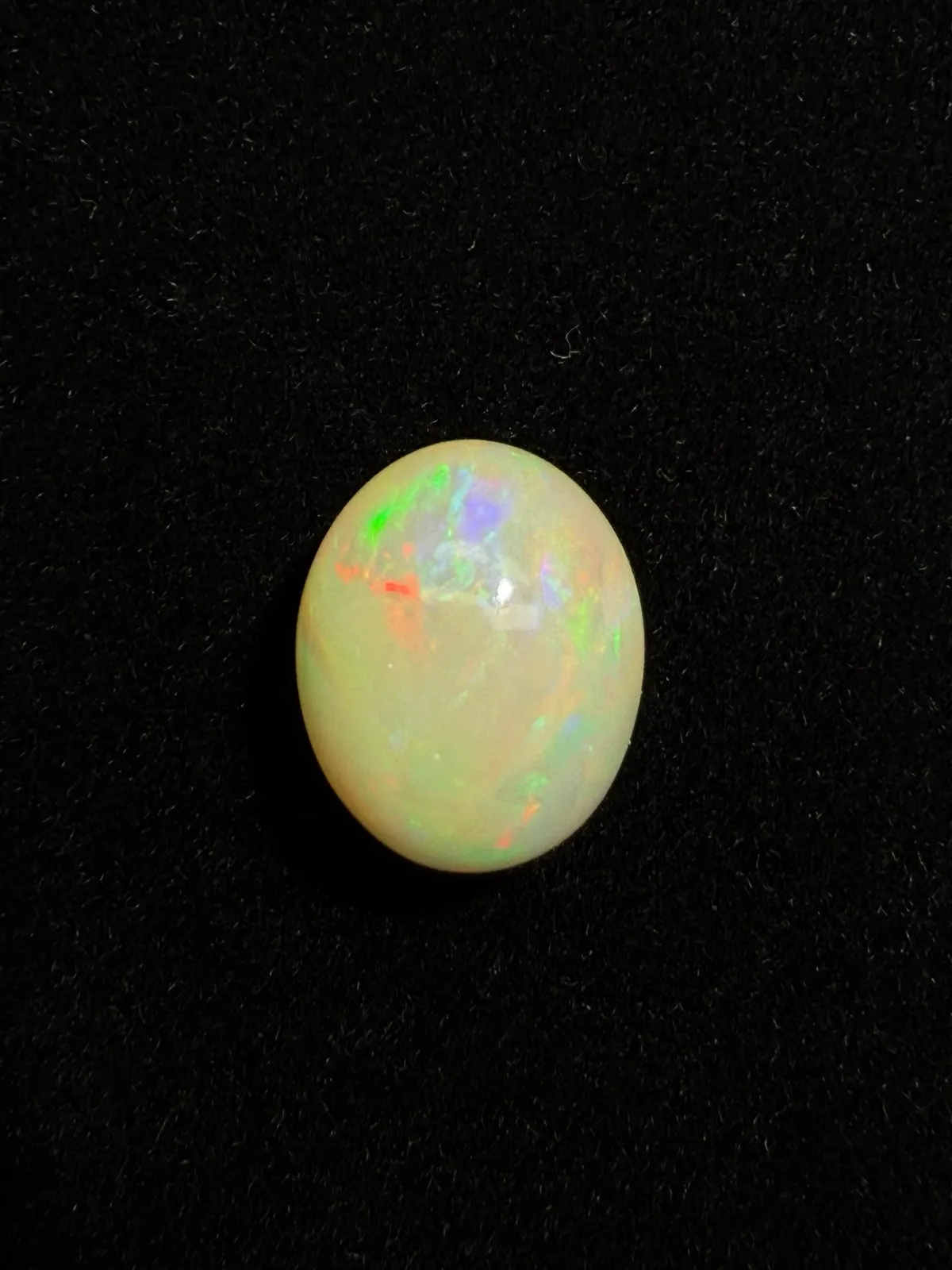 8.32ct天然彩欧泊裸石，尺寸14.5*11.8*9.5mm，颜色美艳，油画般色彩，火彩足。