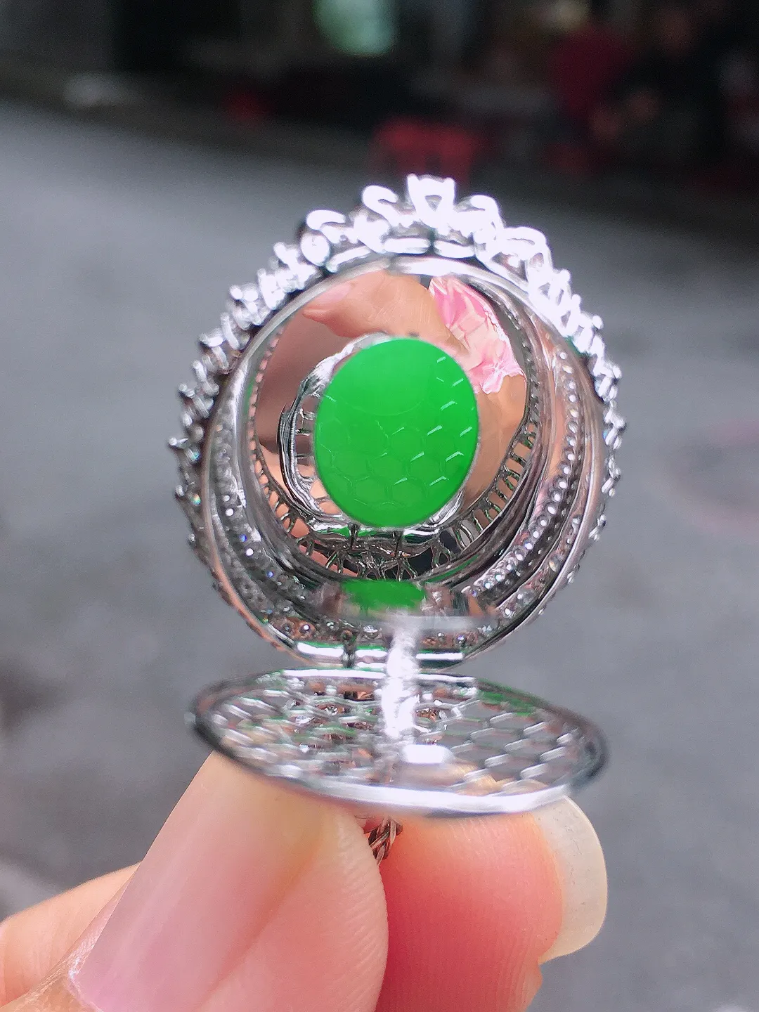 阳绿蛋面吊坠，色泽均匀艳丽，玉质细腻，荧光感超
强，饱满圆润，尽显优雅气质，18k
金豪华镶嵌