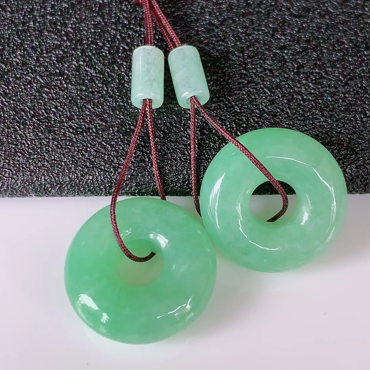 自然光实拍，满绿翡翠一对平安扣耳坠，翠色灵动，玉质细腻，颜色漂亮，品相佳，佩戴佳品！配图银线 #57.29