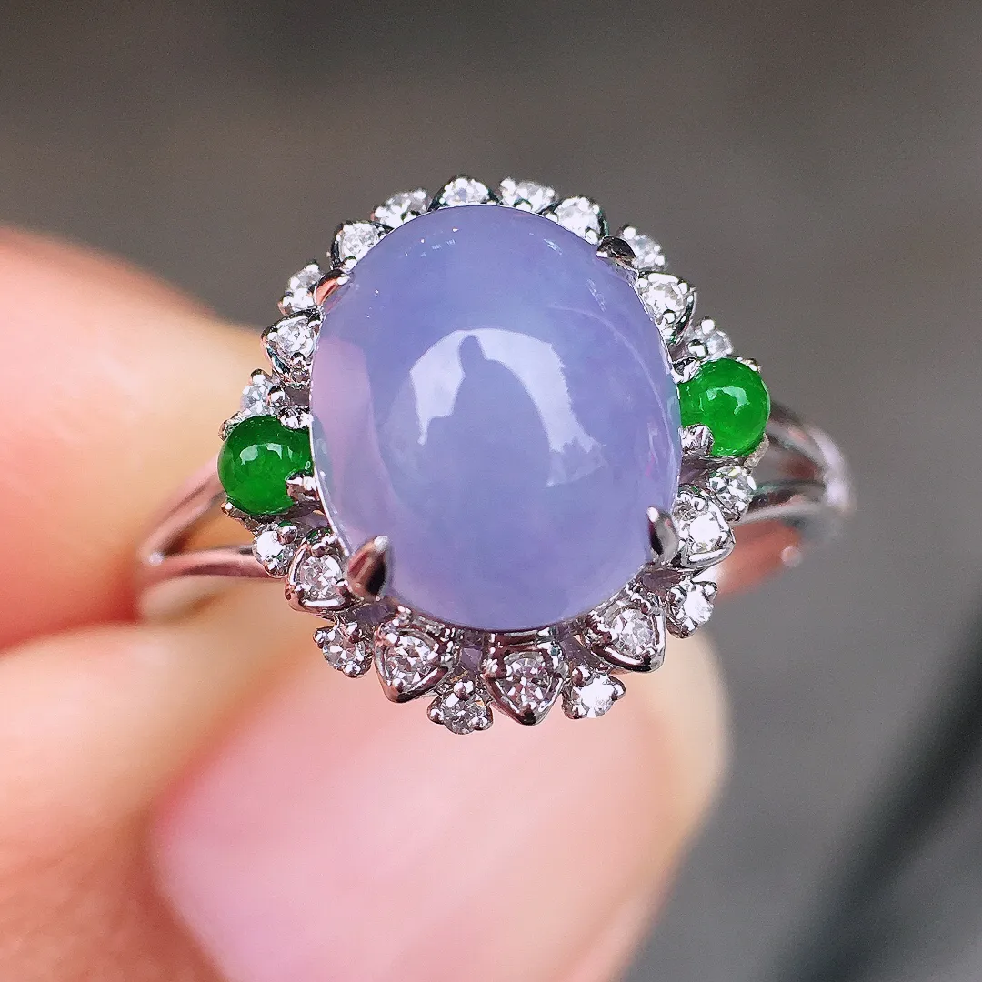 紫罗兰蛋面戒指，色泽均匀艳丽，玉质细腻，荧光感超
强，饱满圆润，尽显优雅气质，18k
金豪华镶嵌