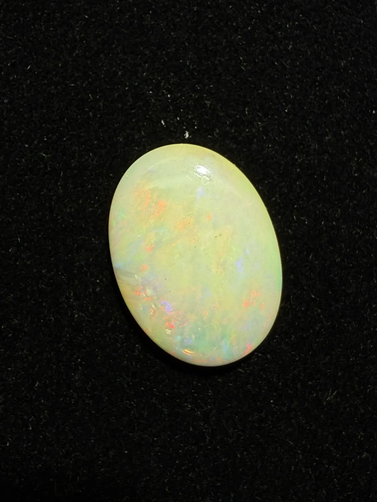 5.71ct天然彩欧泊裸石，尺寸18.5*13.5*4.2mm，颜色美艳，油画般色彩，火彩足。