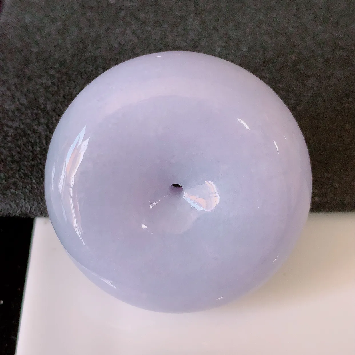 自然光实拍，大件厚装紫罗兰翡翠平安扣吊坠，形体饱满圆润，平安扣肥嘟嘟的，平平安安，平安扣种水很好，配戴精美！#05.26