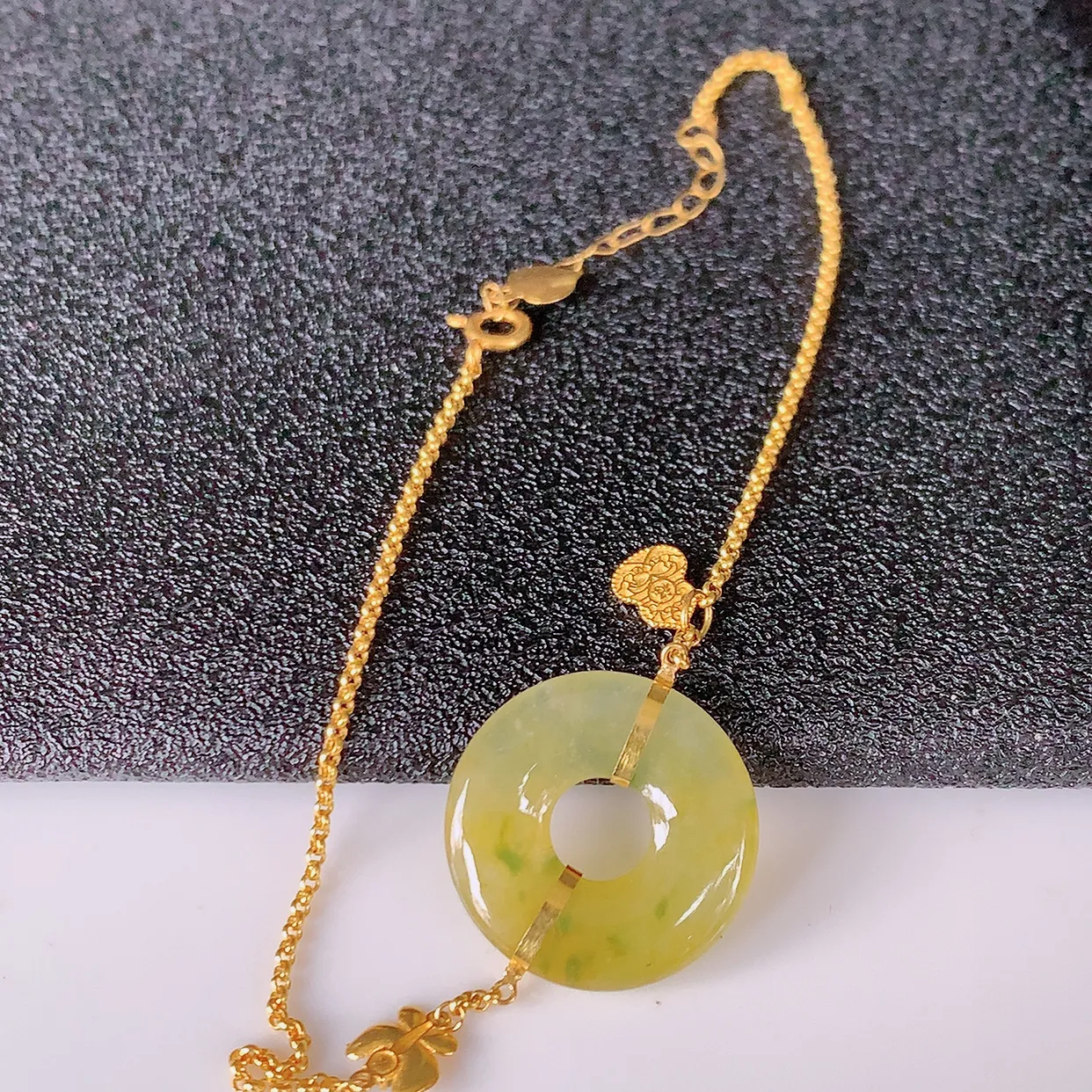 18k金镶嵌冰种黄翡平安扣翡翠手链，款式新颖时尚，日常百搭的款。清秀高雅，佩戴优雅高贵！#1.29平安扣尺寸15.5*3