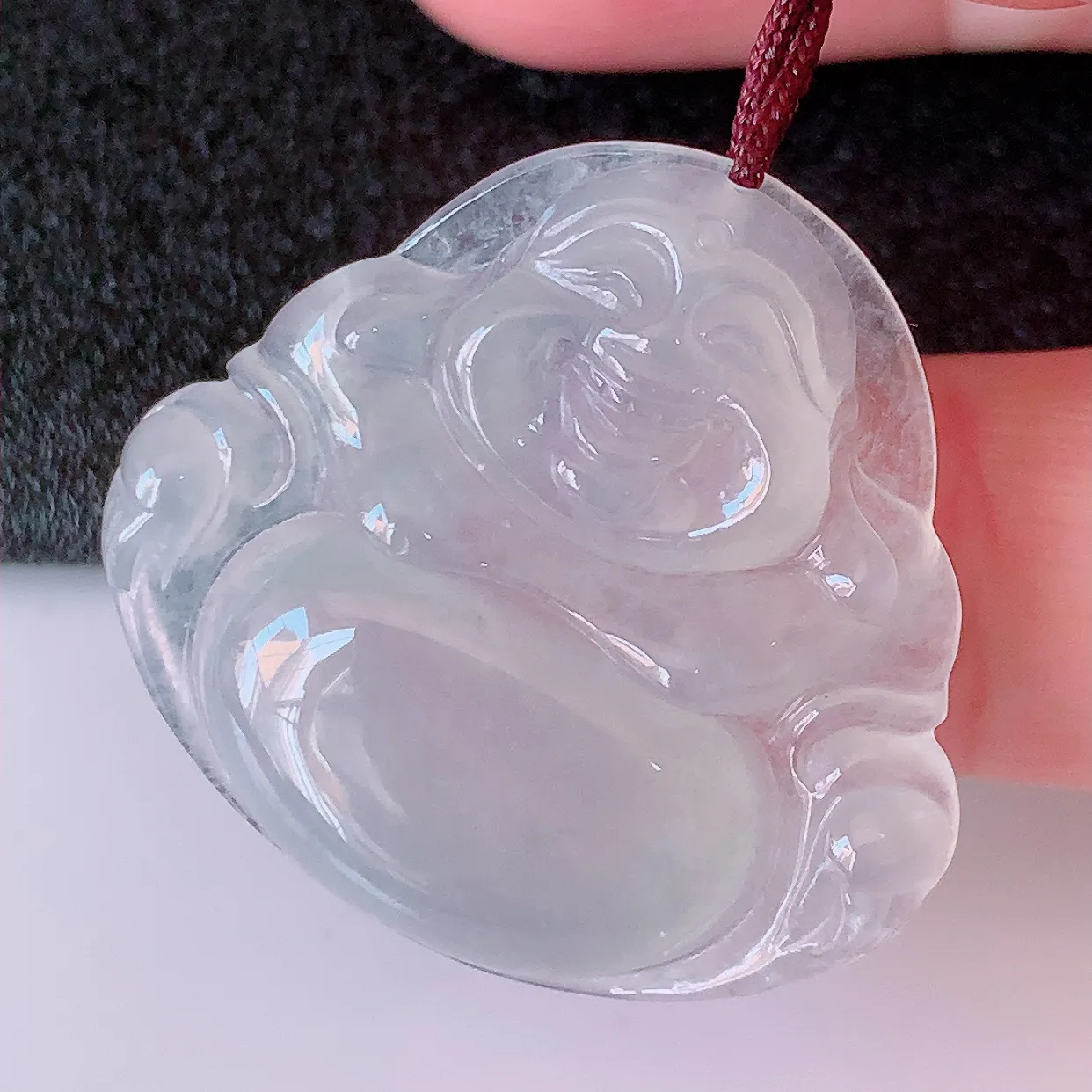 自然光实拍，冰种佛公翡翠吊坠，饱满， 佛公亦保平安，寓意有福（佛公）相伴，品相佳，配戴优雅迷人！#57.26