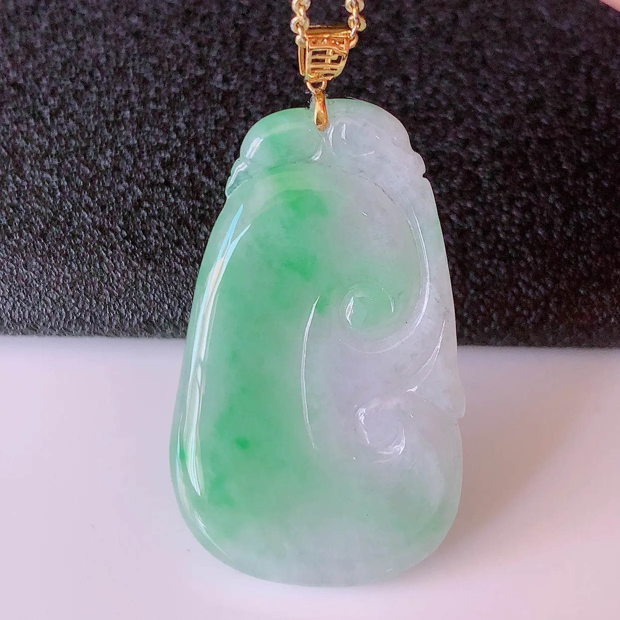 18k金镶嵌冰润飘绿翡翠如意吊坠，款式新颖时尚，日常百搭的款。清秀高雅，佩戴优雅高贵！#4.126