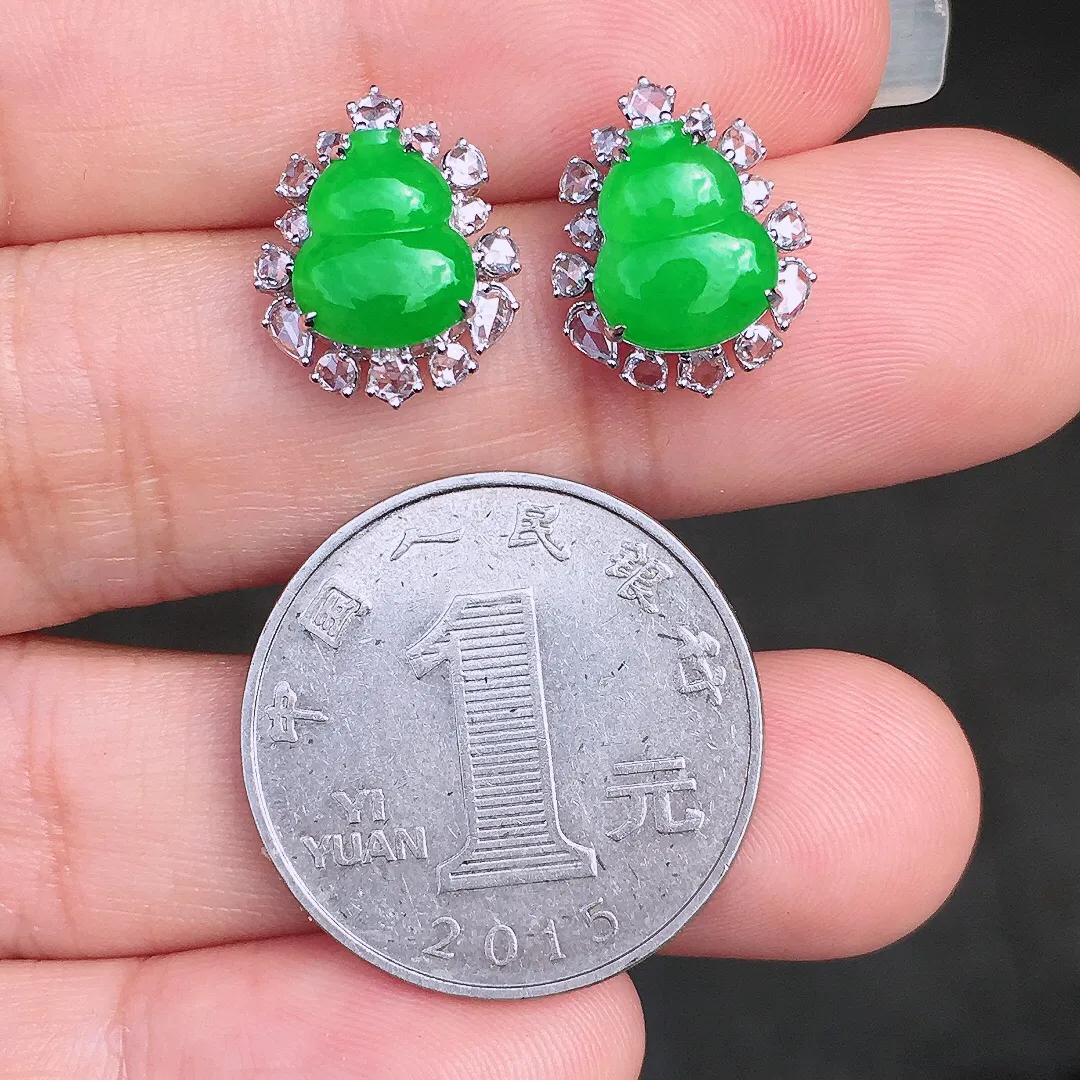 阳绿葫芦耳钉，色泽均匀艳丽，玉质细腻，荧光感超
强，饱满圆润，尽显优雅气质，18k
金豪华镶嵌