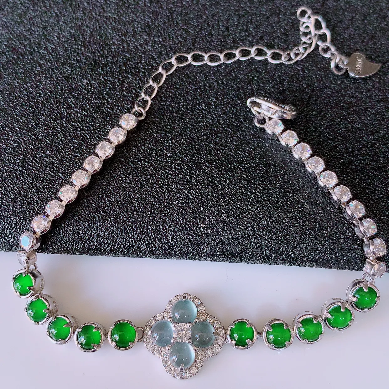 冰透满绿翡翠925银镶嵌手链，自然光实拍，翠色灵动，颜色漂亮，种老水足，品相佳，佩戴佳品！#97.26取一整体12.6*12.5-4.5裸石3.5*3.5