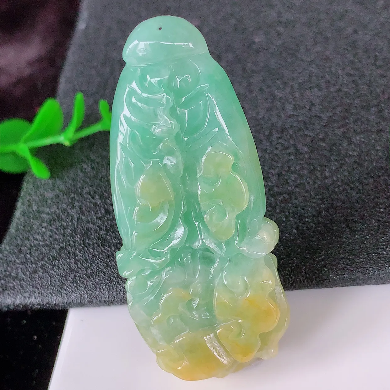 自然光实拍，冰润黄加绿翡翠招百财白菜吊坠，百财聚来，财源滚滚，色泽鲜艳，精工水润的白菜，性价比高！#85.29