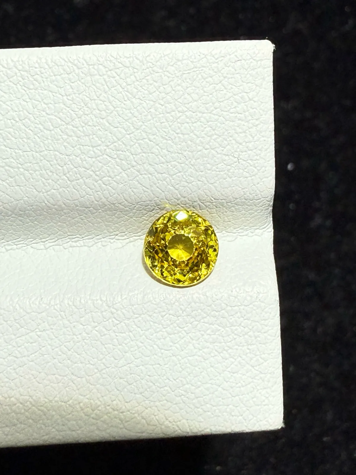 0.965ct天然马里榴石裸石，尺寸5.8*5.8*3.7毫米，颜色美艳 ，晶体通透，火彩足