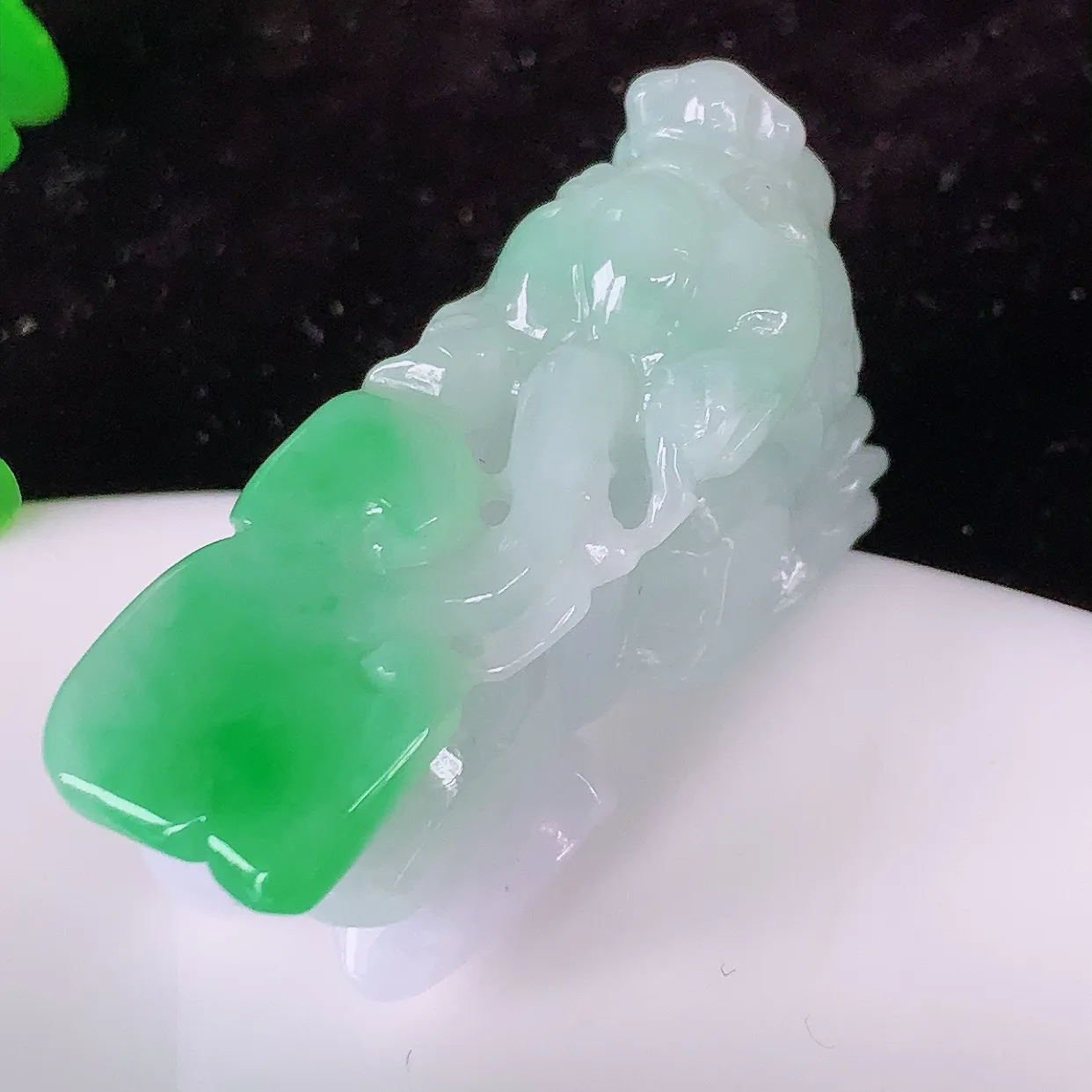 自然光实拍，冰润春带彩翡翠招财貔貅吊坠，民间有“一摸貔貅运程旺盛，再摸貔貅财运滚滚，三摸貔貅平步青云 ”的美好祝愿。#81.29