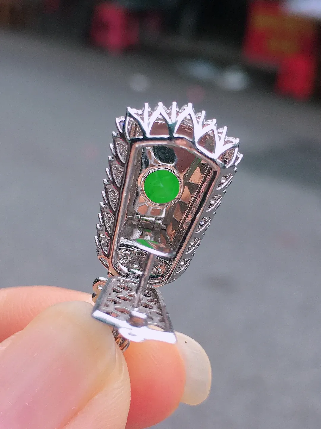 阳绿无事牌吊坠，色泽均匀艳丽，玉质细腻，荧光感超
强，饱满圆润，尽显优雅气质，18k
金豪华镶嵌