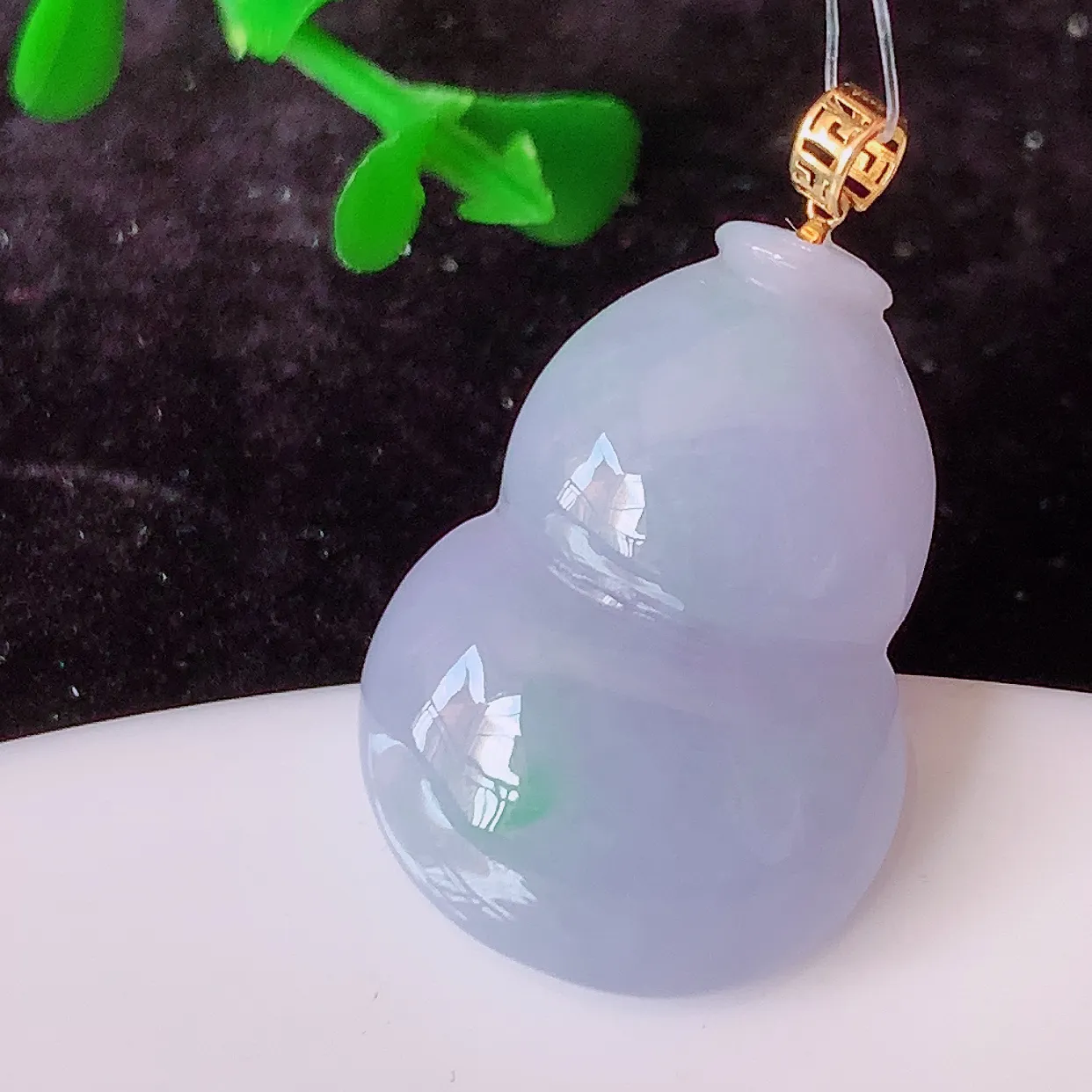 18K金镶嵌冰润春带彩翡翠葫芦吊坠，紫罗兰葫芦寓意福禄双全，财源滚滚，佩戴效果优雅迷人！#49.26