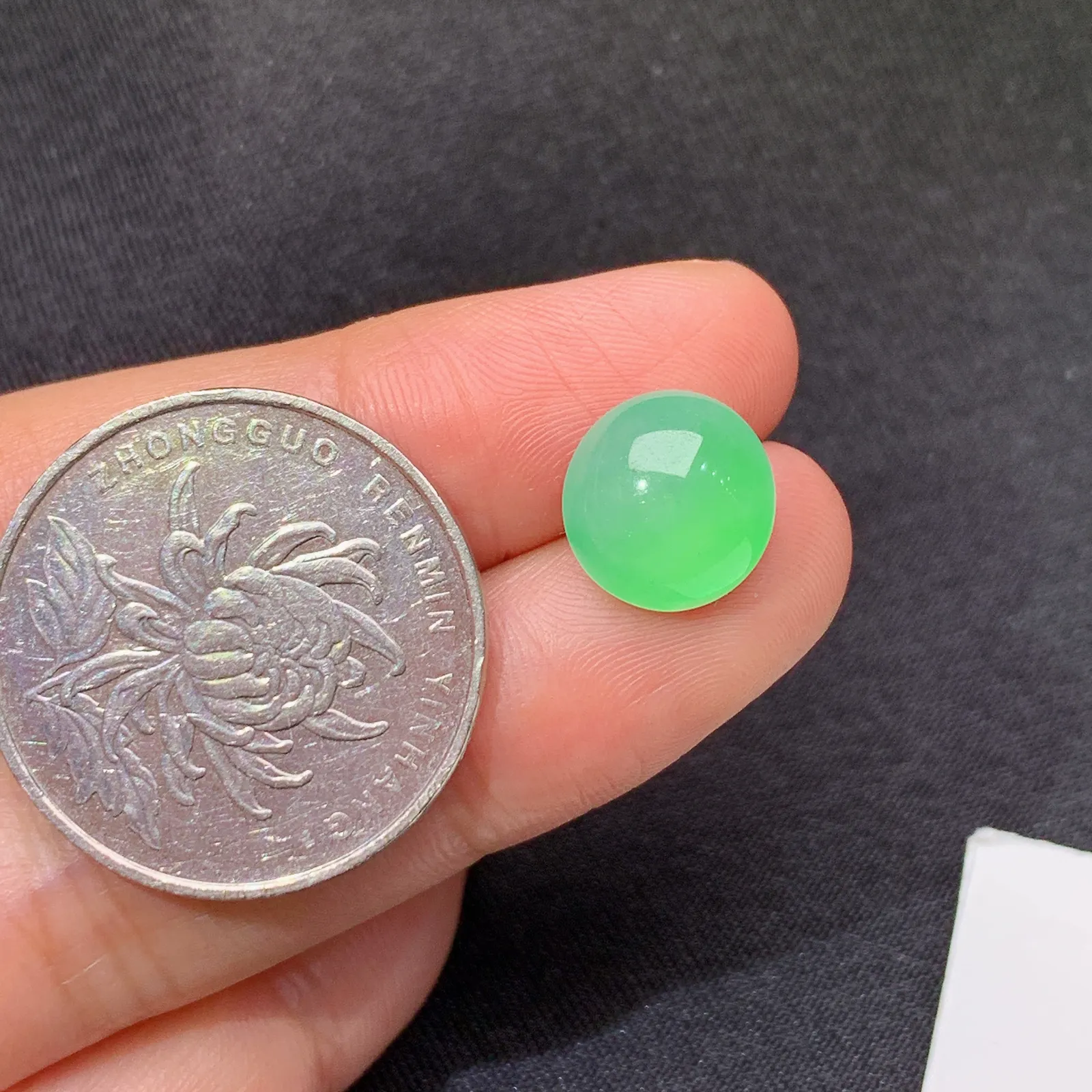 甜绿蛋面，镶嵌佳品，冰润细腻，色阳，种水足 尺寸10.4*9.9*5.3